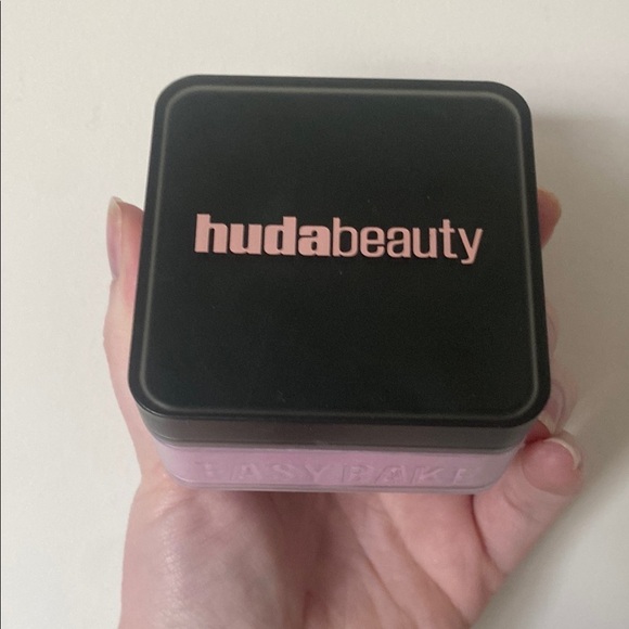 HUDA BEAUTY Other - Huda Beauty Easy Bake Loose Powder - I literally tried once!